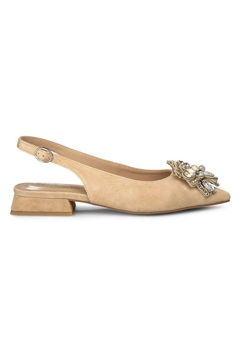Scarpa slingback in suede beige con tacco basso a blocco. Presenta un'ornamentazione decorativa con perle e accenti metallici sulla punta.
