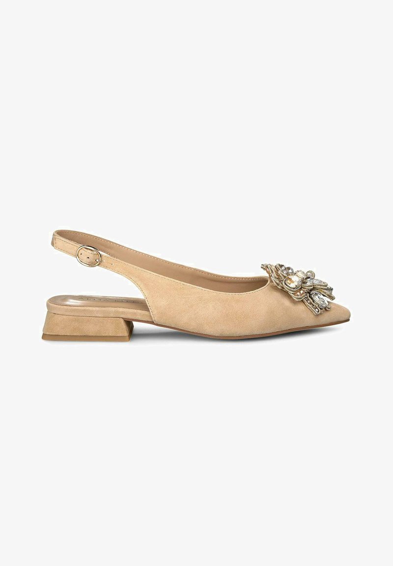 Beige suède Slingback-schoenen met een lage, blokhak. Voorzien van een decoratieve embellissement met parels en metallic accenten op de teen.