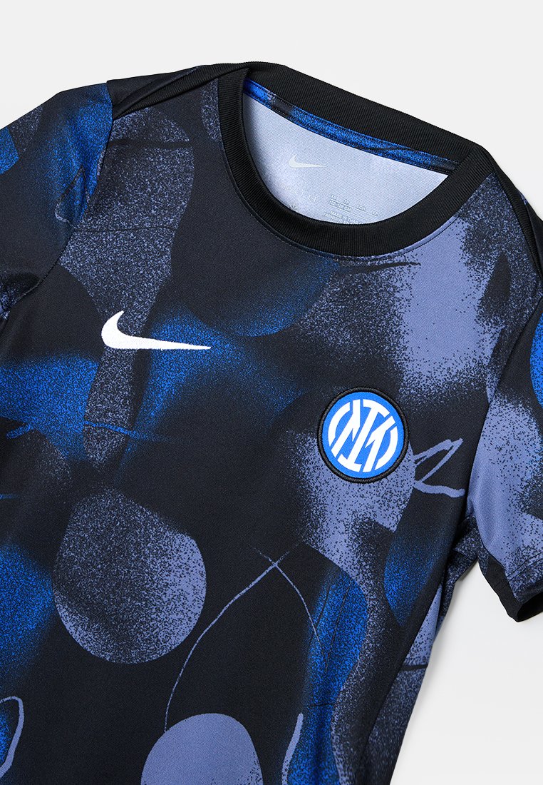 Maglia sportiva a strisce nere e blu con logo Nike sul petto destro e emblemma dell'Inter Milan sul petto sinistro.