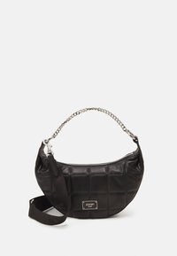 Borsa nera in pelle con design trapuntato, manico in catena argentata e tracolla in tessuto staccabile. Presenta una placca con logo sul davanti e chiusura con zip.