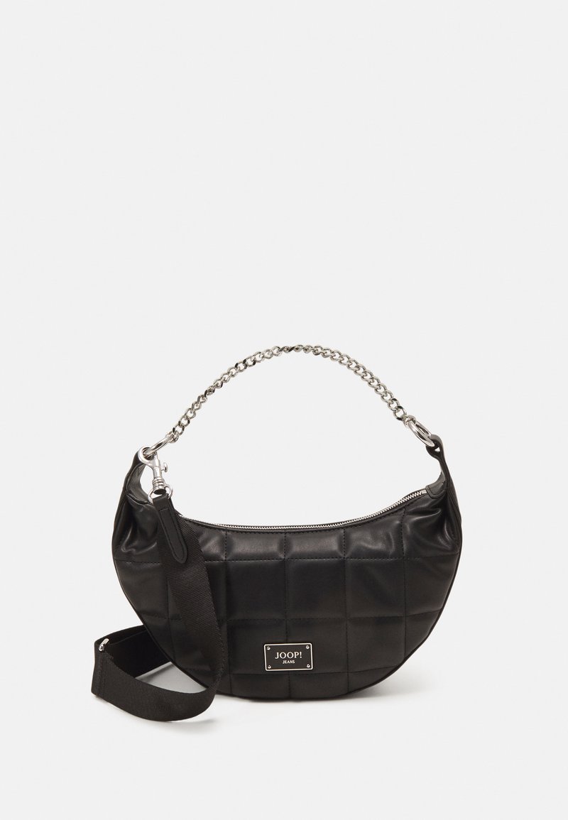 Borsa nera in pelle con design trapuntato, manico in catena argentata e tracolla in tessuto staccabile. Presenta una placca con logo sul davanti e chiusura con zip.