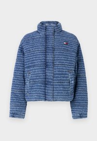 Avkortad blå puffjacka med ett upprepande textmönster. Har en hög krage, dragkedjestängning och två sidofickor.