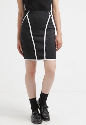 Jupe crayon noire avec des accents blancs le long des coutures. Fabriquée en tissu extensible, elle présente une silhouette ajustée et un design à longueur genou.