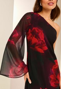 Lipsy ONE SLEEVE REGULAR FIT - Denné šaty - red floral