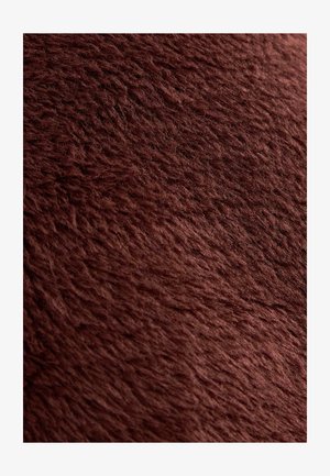 Bordo umjetni krzneni materijal s gusto, strukturiranom površinom, koji se odlikuje mekanim i pahuljastim završetkom. Pogodan za tapeciranje ili dekorativne svrhe.