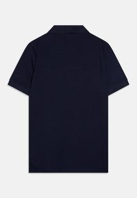Mørkeblå polo skjorte, kort ermer, laget av bomull, har klassisk krage og sydd nederkant, glatt tekstur, ingen synlige mønstre eller detaljer.