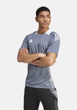 Grijze sportieve T-shirt met witte accenten, voorzien van een ronde hals, korte mouwen en zijpaneel-details. Gemaakt van vochtafvoerende stof.