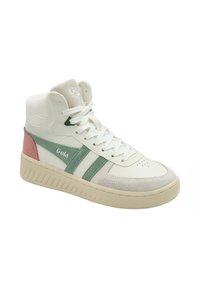 Baskets montantes en cuir blanc avec des accents verts et roses, dotées d'une semelle texturée et de bandes latérales proéminentes.