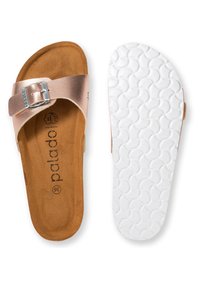 Sandalias deslizantes en oro rosa con una correa metálica y un hebilla plateada, una plantilla suave en color marrón claro y una suela de goma blanca texturizada.