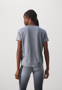 Nike Performance ONE CLASSIC  - Camiseta deportiva - iron grey