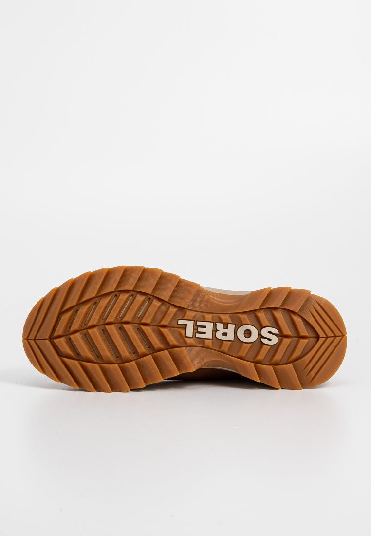 Gummiaußensohle mit tiefen Profilen, mit dem weißen "SOREL"-Logo. Die Farbe ist tan mit strukturierten Mustern für Grip und Traktion.