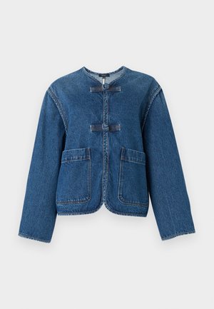 Mørkeblå denimjakke med rund hals, knotteknapper, to frontlommer og forsterkede sømmer langs kantene.