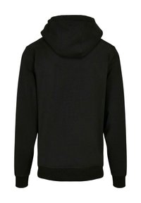 Sudadera negra con capucha ajustable, puños y dobladillo acanalados. Fabricada con una tela suave, presenta un diseño simple y limpio sin logotipos visibles.