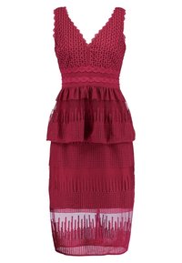 Robe sans manches bordeaux avec décolleté en V, ceinture en dentelle, corsage en couches texturées et jupe ajustée jusqu'aux genoux avec des détails en dentelle transparente.