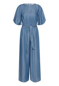Jumpsuit dżinsowy w jasnoniebieskim kolorze, z okrągłym dekoltem, krótkimi, rozszerzającymi się rękawami, przewiązanym paskiem w talii oraz szerokimi nogawkami. Gładka tekstura.