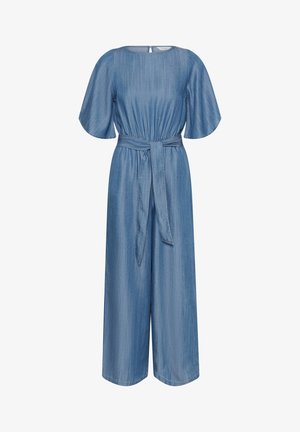 Salopette en denim bleu clair, avec un col rond, des manches courtes évasées, une ceinture nouée à la taille et un bas large. Texture lisse.