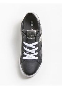 Sneaker in pelle nera con lacci bianchi e un accento a motivo argento sul tallone. Presenta una superficie liscia e un design della punta arrotondata.