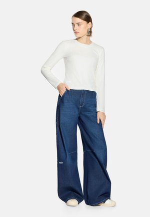 - Bluzka z długim rękawem