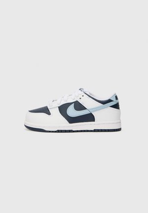 Nike Dunk tennisedeladel on valge nahkbaas koos tumesiniste ja helesiniste aktsentidega, ümar varvas, paelaga kinnitamine ja kummist tald.