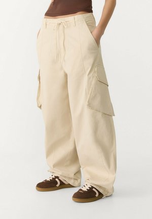 Stradivarius BARREL BALLOON  - Cargo trousers - beige