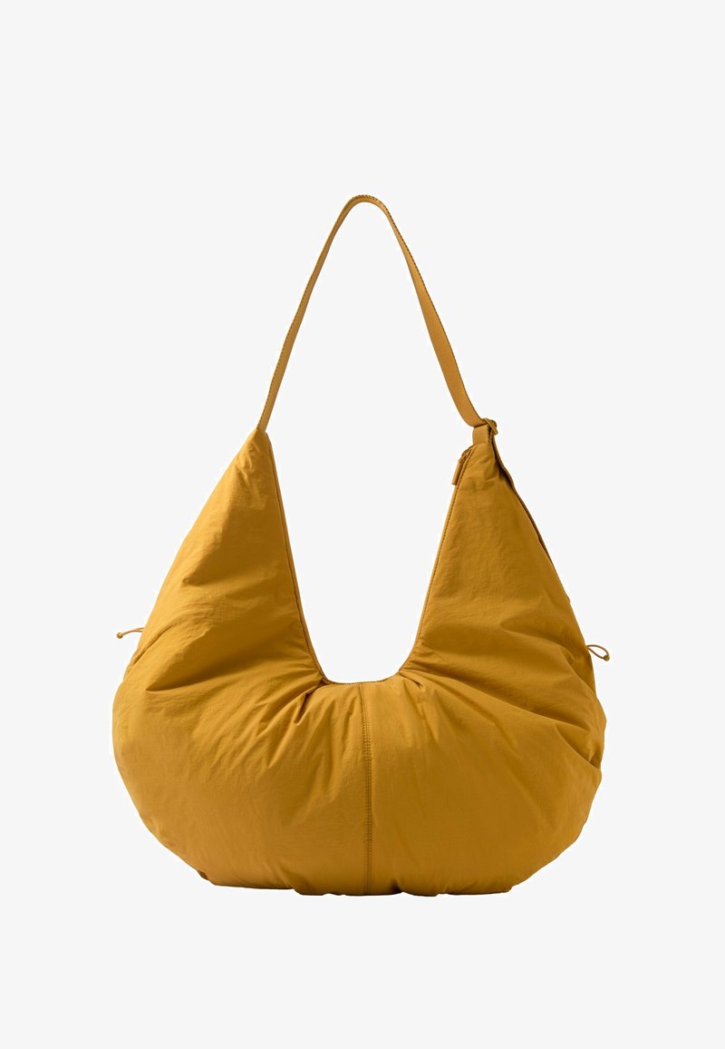 Sac bandoulière doux jaune moutarde en forme de croissant avec une large bandoulière et un détail subtil de couture froncée.