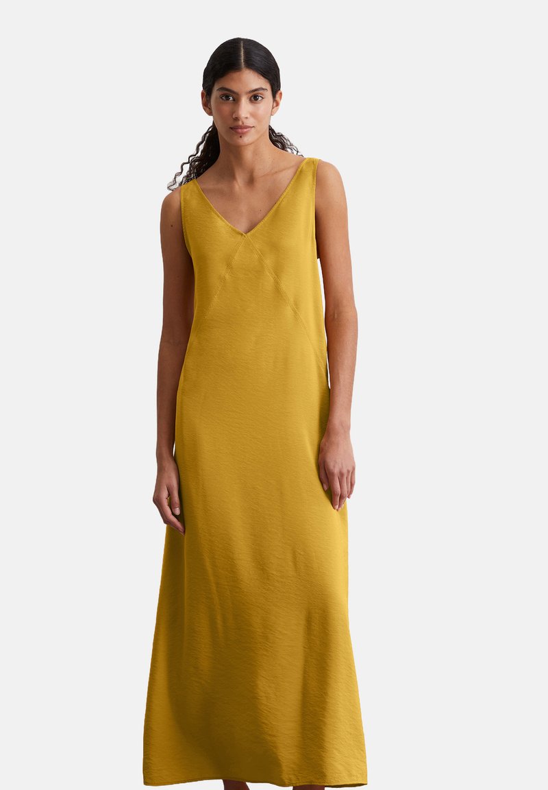 Robe maxi sans manches, décolletée en V, de couleur jaune, avec une coupe décontractée et une texture douce, présentant de subtils détails de couture géométrique.