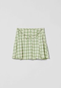 Grön rutig minikjol med plisserad design. Dekorerad med en silverkedjedetalj över framsidan. Mjuk tygtextur.