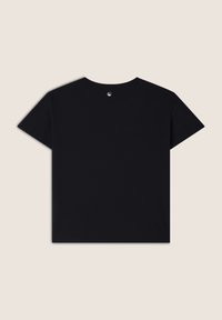 Camiseta negra de manga corta hecha de algodón. Presenta un escote redondo y un pequeño logo de la marca en la parte posterior, cerca del cuello.