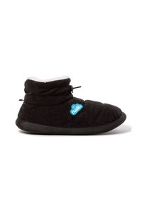 Pantufla de pana negra con una superficie texturizada, forro de felpa blanca y un logo azul. Presenta un diseño clásico de caña alta y suela de goma.