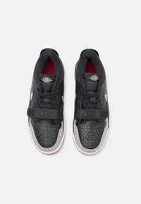 Jordan AIR JORDAN LEGACY 312 LOW - Sportcipő - black/metallic silver/gym red/cement grey/white