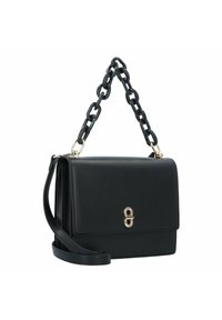 Borsa a mano in pelle nera con un design strutturato, dotata di manico a catena, dettagli in hardware dorato e chiusura magnetica.