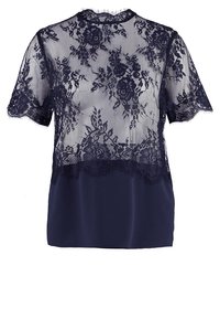 Blusa blu navy con sovrapposizione di pizzo a motivi floreali, maniche corte e parte inferiore tinta unita; tessuto setoso con bordi scallop.