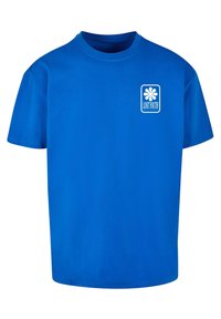 Modrá bavlnená tričko s krátkymi rukávmi a okrúhlym výstrihom. Na hornej ľavej časti hrude sa nachádza biely grafický nápis "ZTRATENÁ MLÁDEŽ".