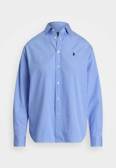 Camisa azul riscada com colarinho clássico e mangas compridas. Apresenta um pequeno logótipo em azul marinho no peito esquerdo. Material de algodão macio.