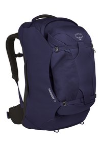 Mochila Osprey Fairview 70 en azul marino oscuro, con un frente de malla, correas ergonómicas acolchadas y múltiples bolsillos laterales para almacenamiento.