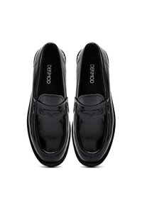 Par de mocasines de cuero negro para hombre con un acabado pulido y plantillas con marca, mostrados desde una vista superior sobre fondo blanco.