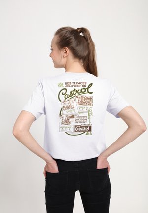 Biała bawełniana koszulka z krótkim rękawem z vintage'owym zielonym nadrukiem na plecach, przedstawiającym wyścigi motocykli i logo Castrol.