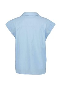 Camicia azzurra a maniche corte con colletto, caratterizzata da una texture di tessuto morbida e un taglio dritto, progettata per una vestibilità comoda.
