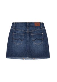 Falda de denim, lavado azul oscuro, dobladillo sin rematar, cinco bolsillos, parche de cuero marrón con el logo y detalles de costura en forma de onda en los bolsillos traseros.
