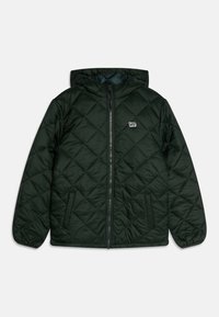 Chaqueta acolchada verde oscuro con capucha, cremallera frontal, bolsillos laterales, puños elásticos y un pequeño logo blanco de "Lee" en el pecho.