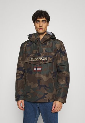 Giacca camo in diverse tonalità di verde e marrone, con una tasca frontale con zip decorata da un patch a forma di bandiera e logo, cappuccio regolabile e una vestibilità comoda.