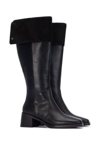 Botas de cuero negro hasta la rodilla con un suave dobladillo de ante negro y tacón ancho, que presentan un acabado texturizado y un diseño elegante.