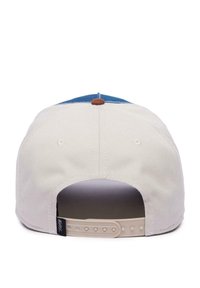 Cappello da baseball con corpo di tessuto beige e cima in tela blu. Presenta un pulsante marrone e una fascetta regolabile in plastica per la vestibilità.