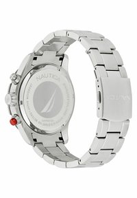 Montre en acier inoxydable argenté avec un boîtier rond, un bracelet à maillons, un accent rouge sur la couronne et un fermoir poli. Détails gravés à l'arrière visibles.