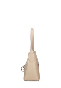 Borsa sintetica beige a forma triangolare, con manico lungo e cuciture bianche a contrasto. Presenta una chiusura con zip e una tracolla rimovibile.