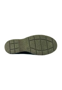 Suela de zapato de material de goma, con un patrón texturizado y tacos rectangulares en un color verde apagado, diseñada para proporcionar tracción y durabilidad.
