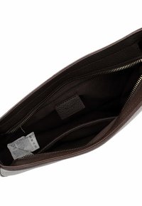Clutch in pelle marrone con finitura testurizzata, chiusura con zip e rivestimento in tessuto scuro. Presenta un singolo scomparto con una piccola tasca.
