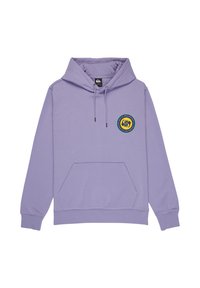 Fialová mikina s kapucňou, klokanie vrecko a nastaviteľné šnúrky. Na hrudi má kruhové logo so žltými a modrými akcentmi.