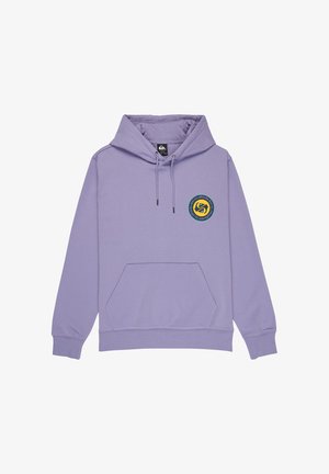 Paarse sweater met capuchon, kangoeroezak en verstelbare trekkoorden. Heeft een cirkelvormig logo op de borst met gele en blauwe accenten.