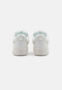 Sneakers bianchi con colletto imbottito azzurro chiaro, materiale liscio, punta tondeggiante, suola spessa e dettaglio del logo sul retro.